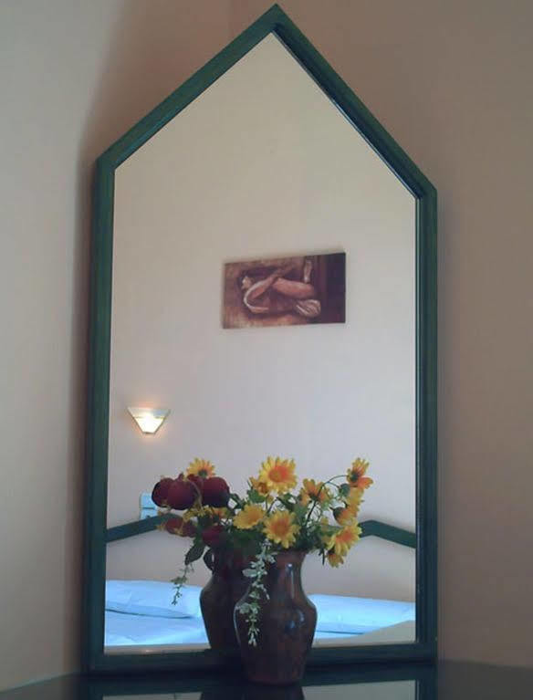 Golden Moon Hotel โตโล ภายนอก รูปภาพ